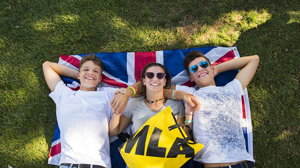 Ragazzi MLA con bandiera inglese